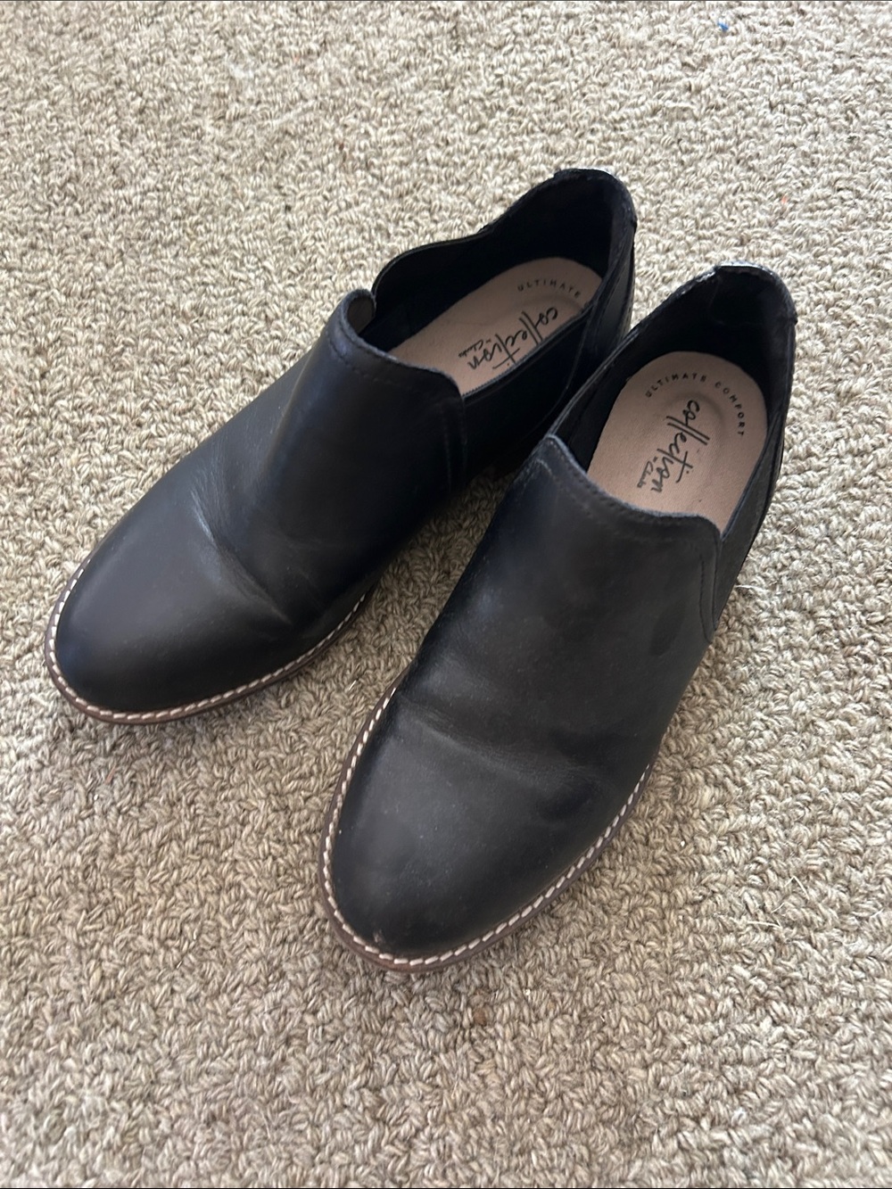 Clarks women’s Black Slip-On Leather Loafers